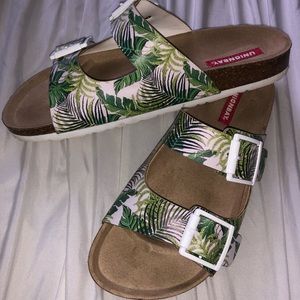 Palm print sandals!!🌿